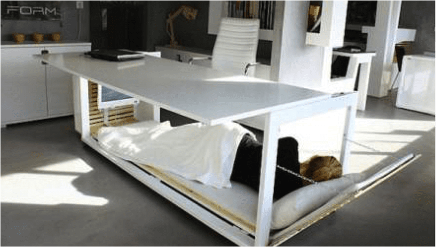 La cama y la almohada en la propia oficina